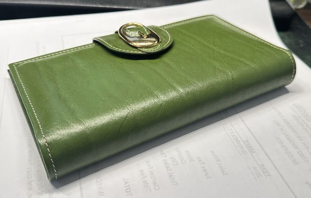 Vintage Amity Cowhide Green Leather Wallet With Gold Tone Buckle Decor 70s-80s